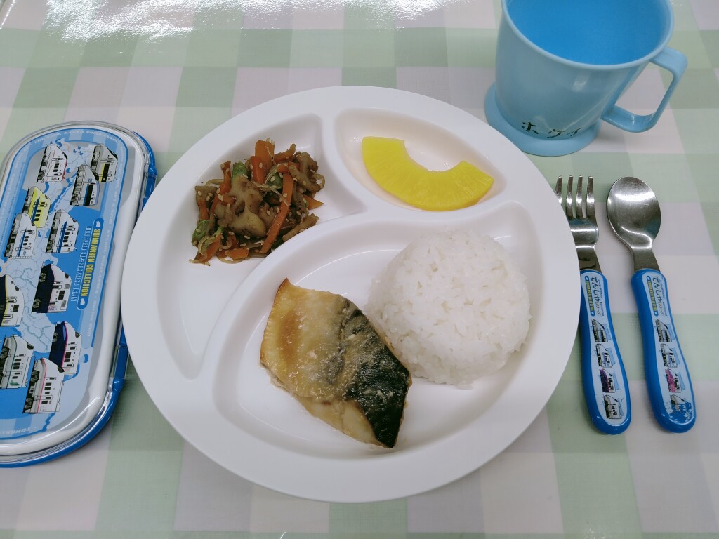 5月18日(木)ごはん・魚の味噌煮・きんぴらごぼう・パイン缶
