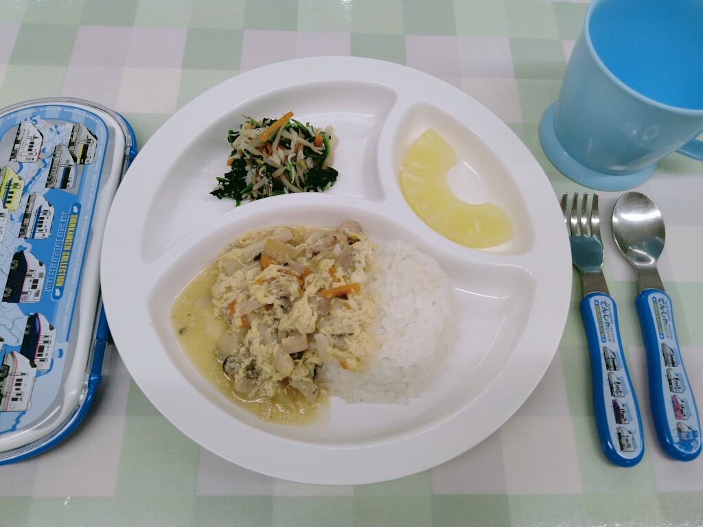 6月20日(火)親子丼・ほうれん草のしらす和え・パイン缶