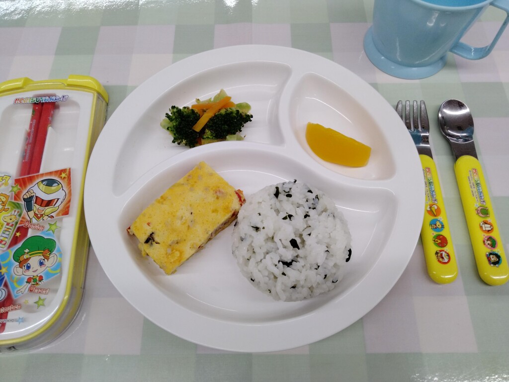 7月6日(木)わかめご飯・スパニッシュオムレツ・ブロッコリーおかか和え・パイン缶