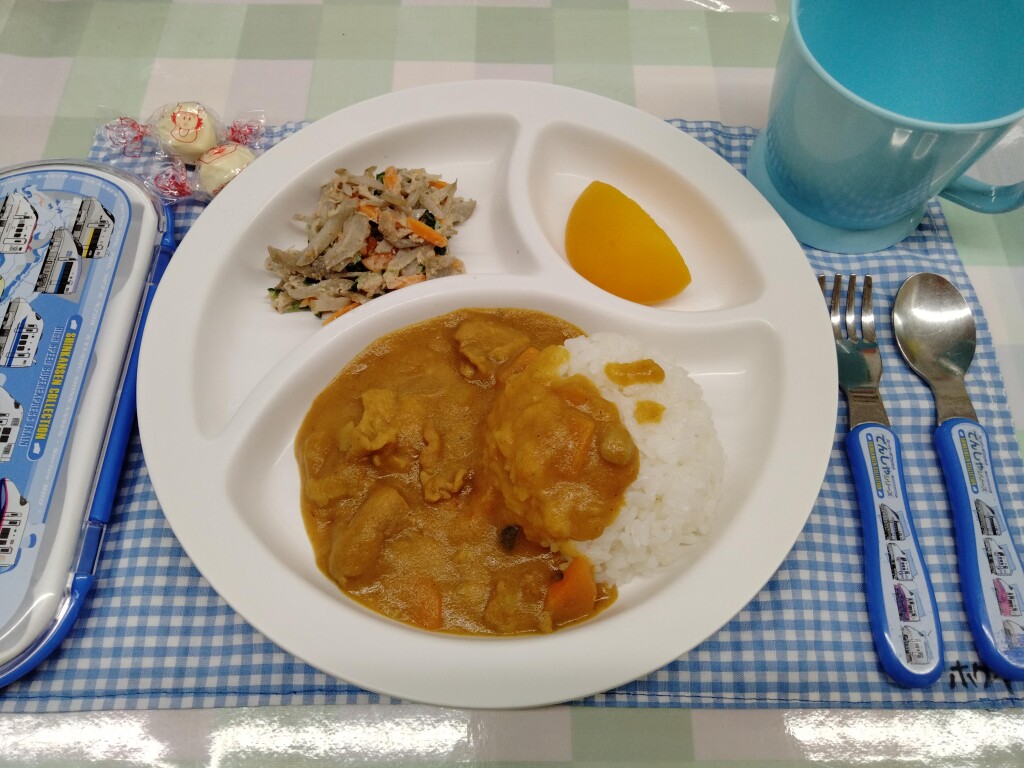 11月7日(火)カレーライス・ごぼうのサラダ・キャンディチーズ・もも缶