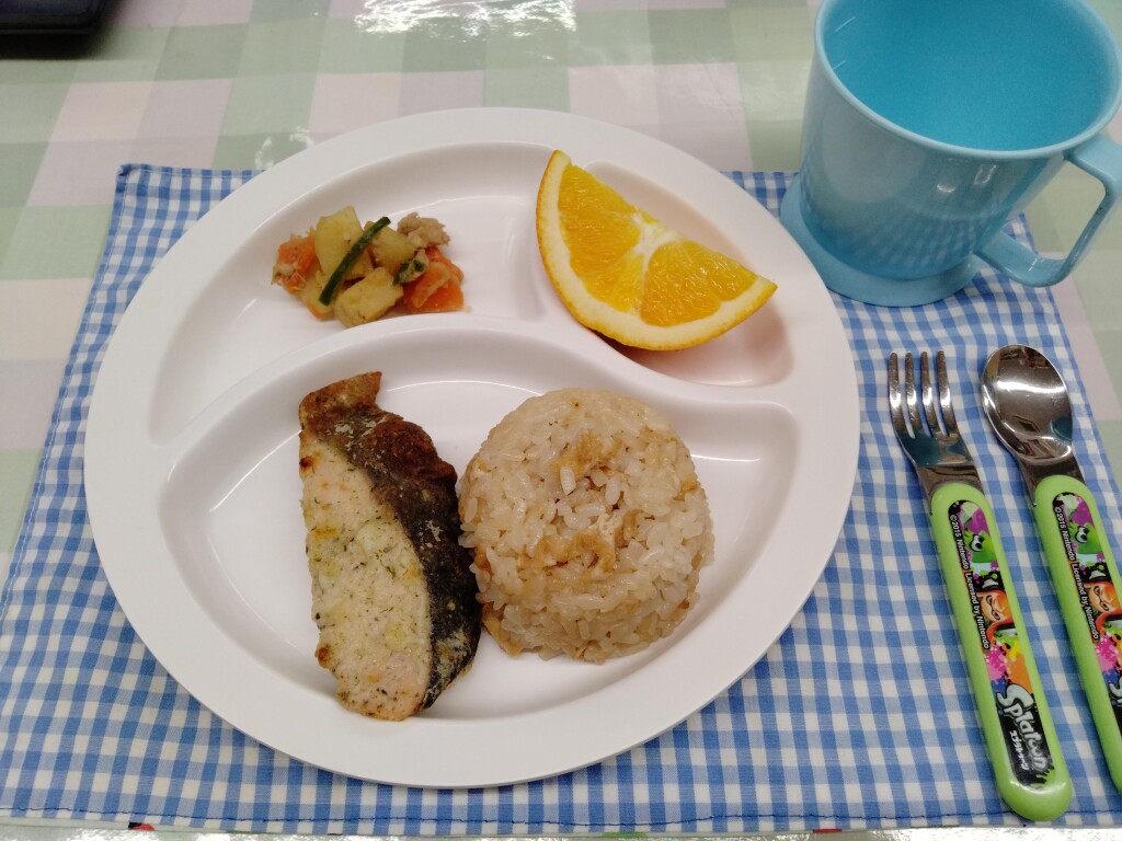 1月15日(月)こぎつねご飯・魚のムニエル・じゃがいもの味噌炒め・オレンジ
