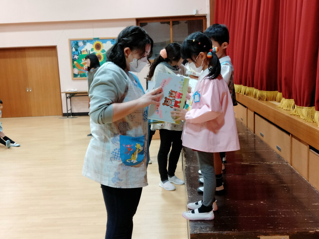 ３