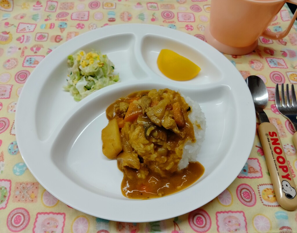 4月24日(木)カレーライス・キャベツのミモザサラダ・もも缶