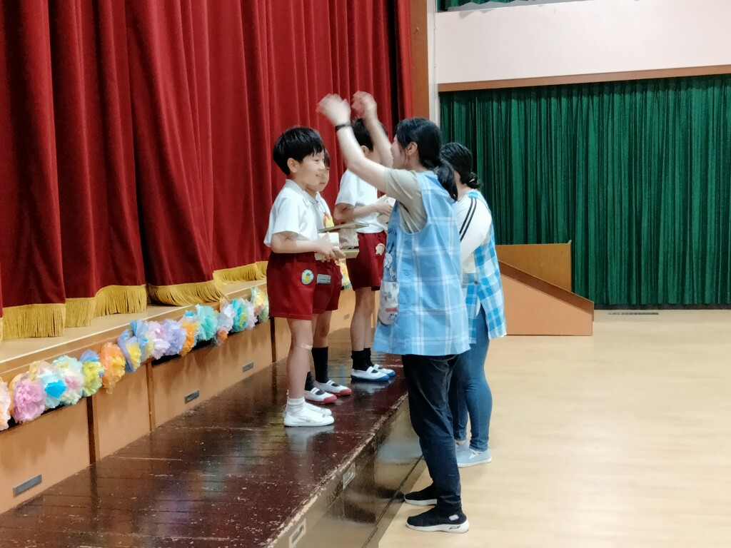 ３