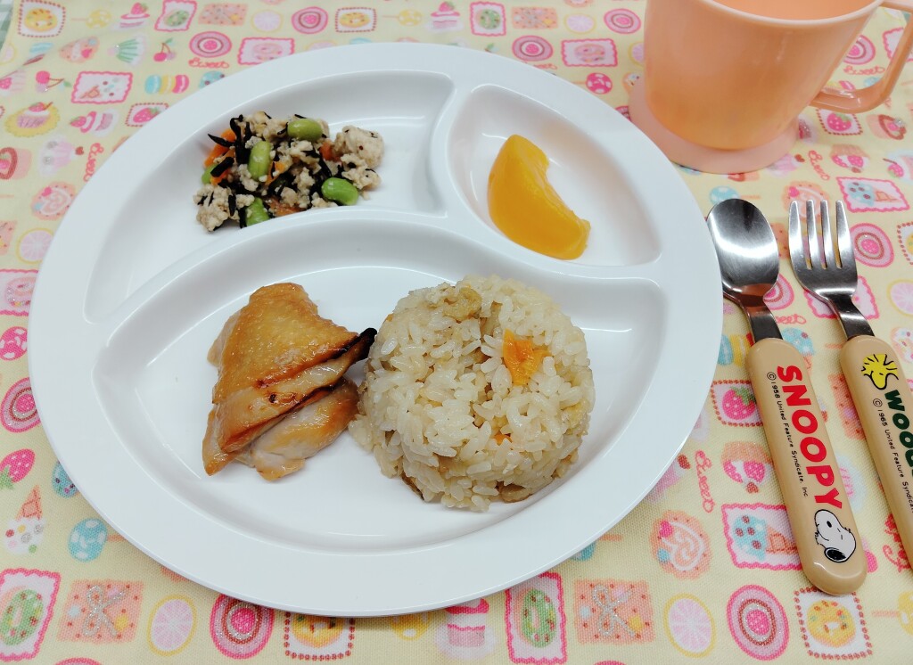 6月10日(火)炊き込みご飯・鶏の照り焼き・炒り豆腐・もも缶