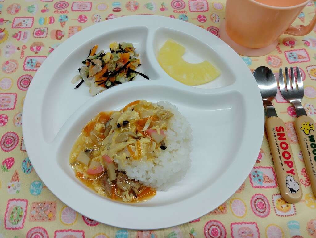 5月20日(火)親子丼・ひじきのサラダ・パイン缶