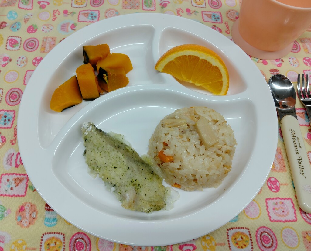 4月22日(火)たけのこご飯・魚のムニエル・かぼちゃの煮物・オレンジ (2)