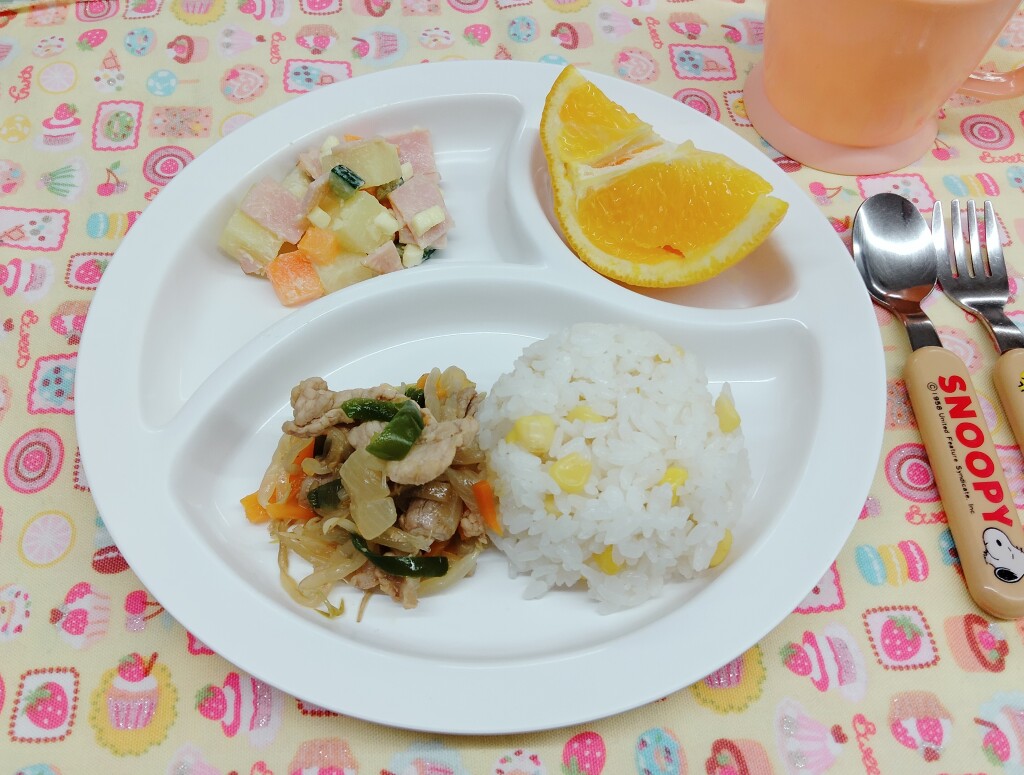 6月20日(金)コーンご飯・生姜焼き・コロコロサラダ・オレンジ